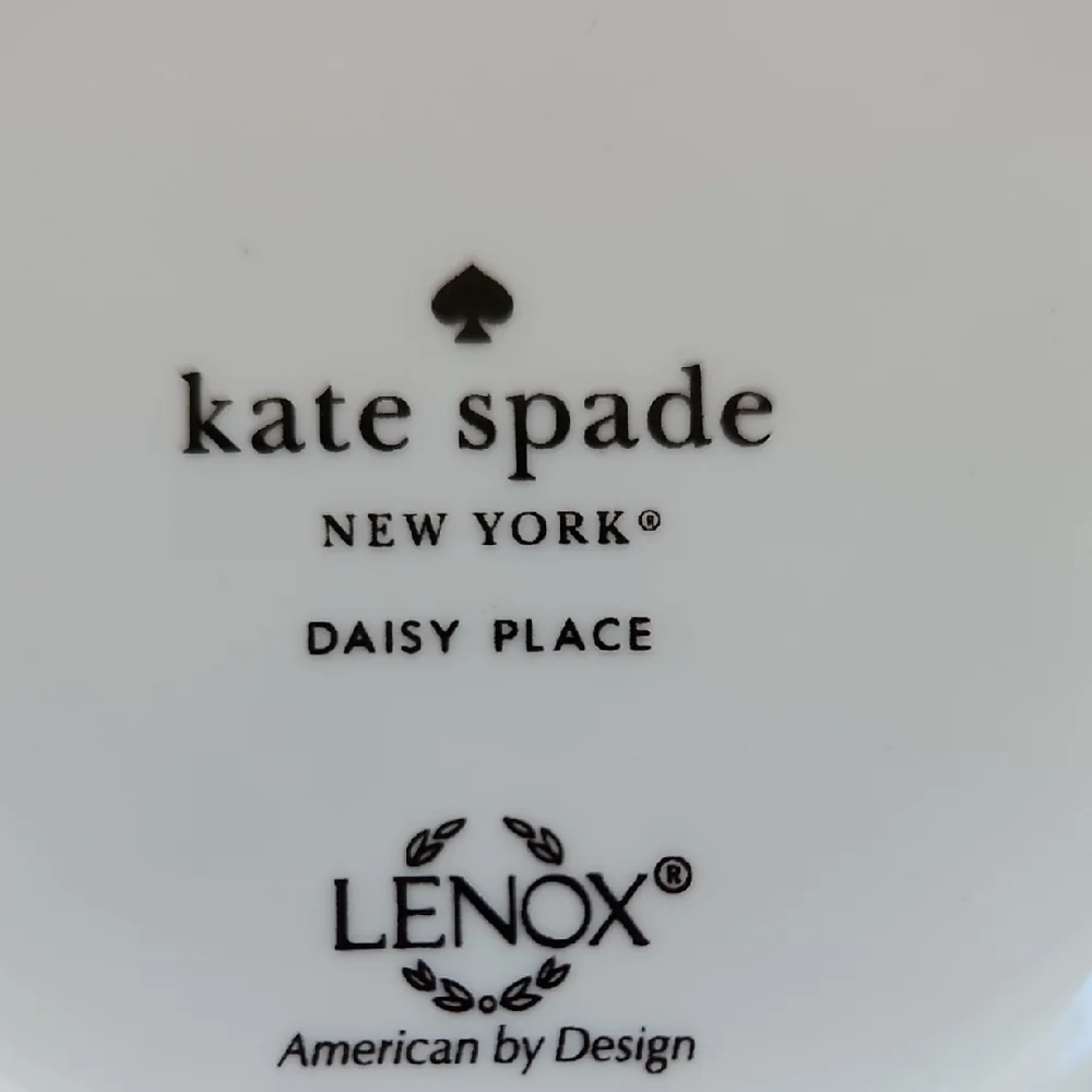 Kate Spade Wristlet and Crème de la Crème Mug. - Picture 3 of 11
